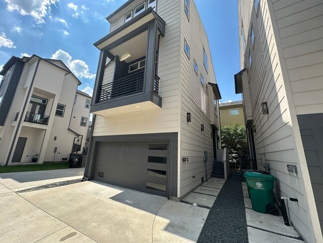 Building Photo - For Lease | 3 Bed, 2 Bath | 2,139 Sq Ft | Greater Heights |