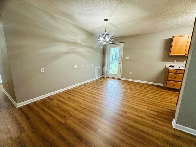 Building Photo - 3 bedroom, 2 bath w/ 2-car garage convenient to Sevier, Knox & Jefferson Counties - available now
