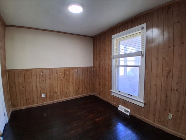 Building Photo - 206 W 7th St