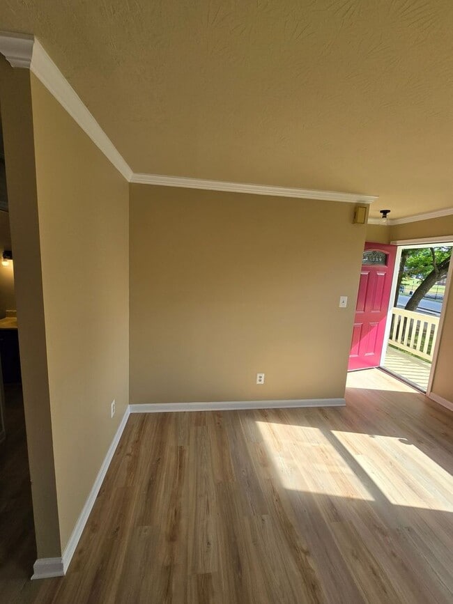 Building Photo - NEWLY REMODELED 3 bedroom house in Colonial Heights