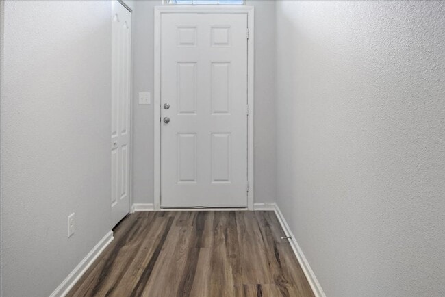 Building Photo - Spacious 4 Bedroom in Fast Growing Nassau ...