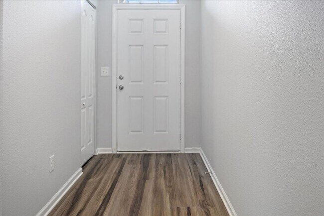 Building Photo - Spacious 4 Bedroom in Fast Growing Nassau County!