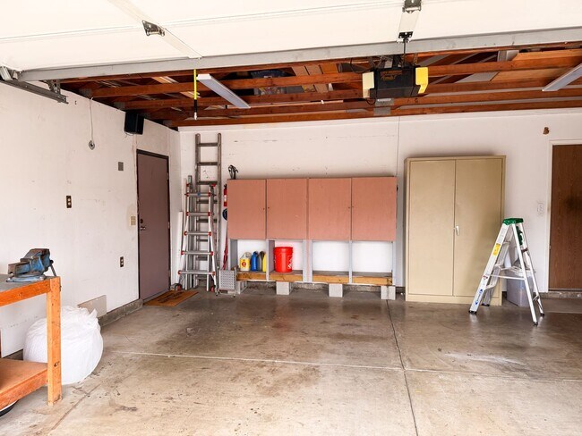 Building Photo - 950 Pembroke Way