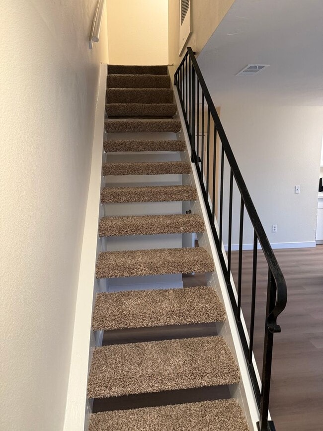 Building Photo - 8266-8266 Linden Rd