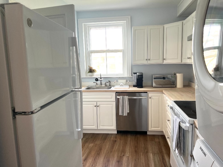 Building Photo - 250 E Market St