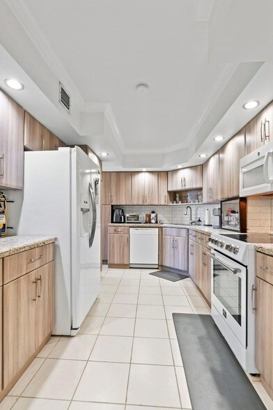 Building Photo - 111 N Pompano Beach Blvd