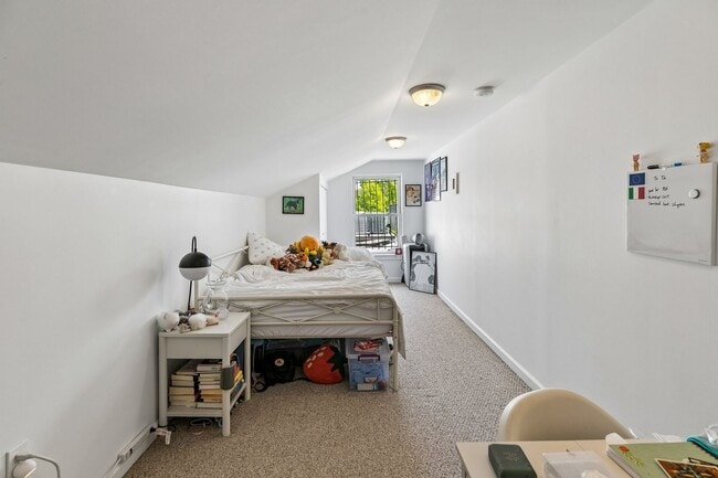 Building Photo - Well-maintained 2-bedroom, 1-bath bi-level apartment | Washington Square West