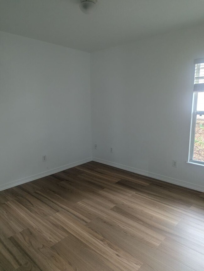 Building Photo - Completed renovated Home located in great location in Tavares