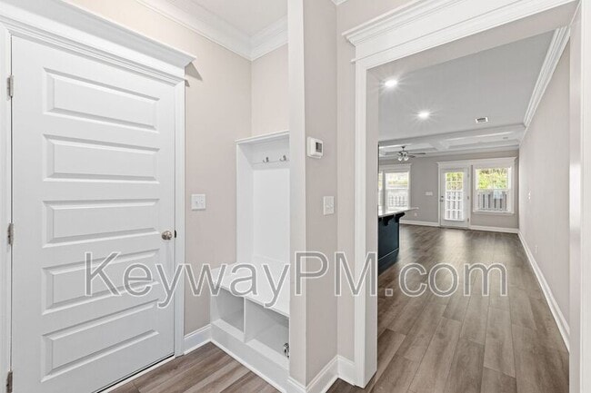 Building Photo - 1066 Linsmore Ave