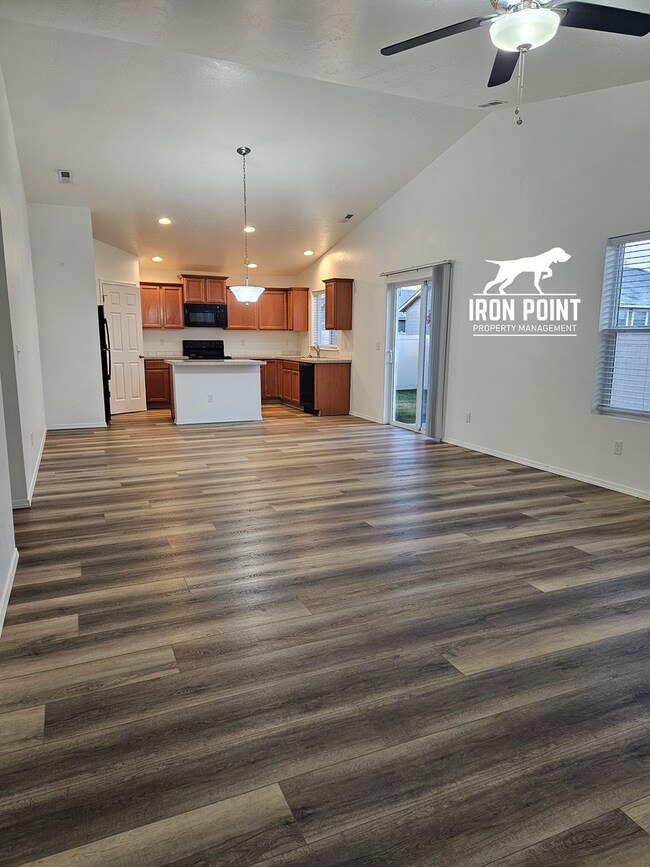 Building Photo - Move-in Ready Home w/new paint & flooring ...