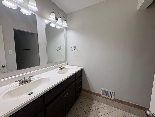 Building Photo - Large Lakefront Home Minutes from Downtown Greenville!