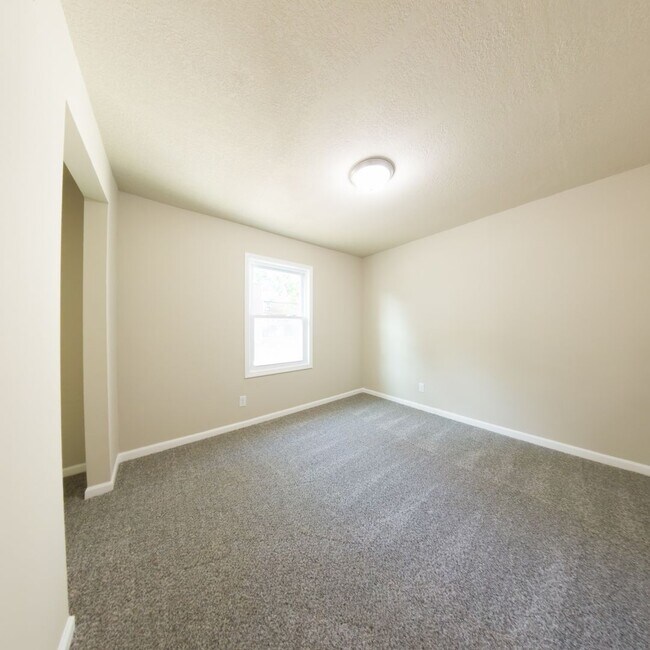 Building Photo - 1250 E 27th St