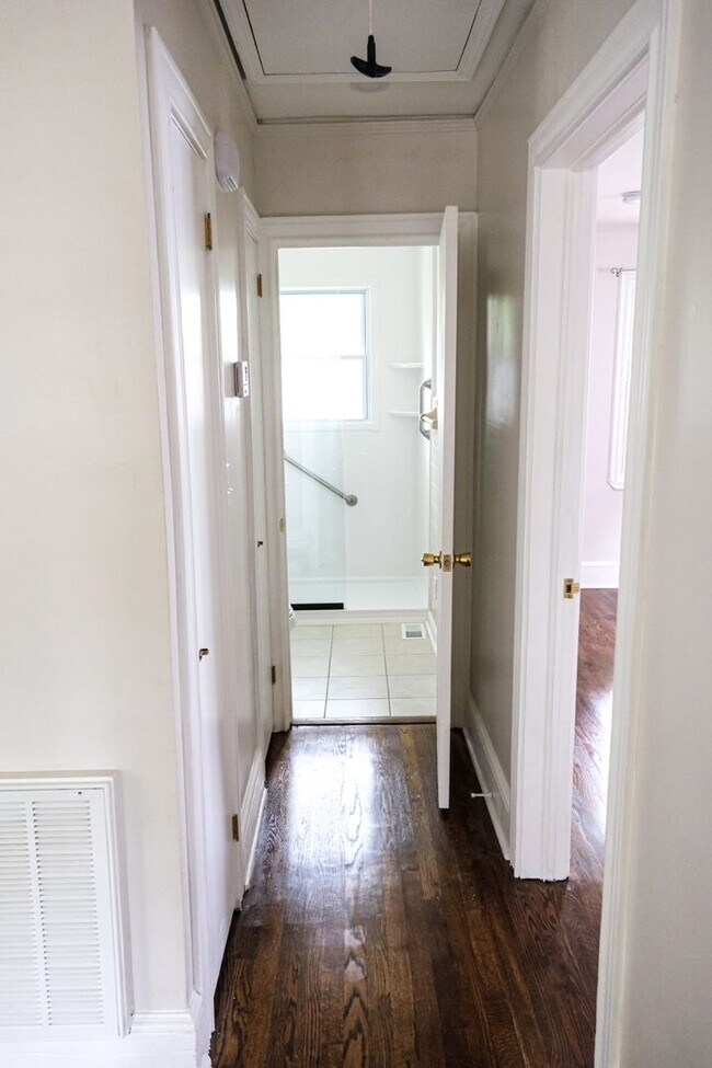 Building Photo - 2 bedroom, 1 bath Brick Bungalow in Prime Location!