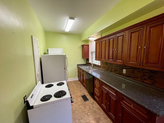 Building Photo - 2 bed 1 bath townhome in Belhaven