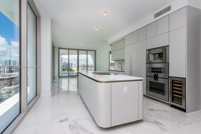 Building Photo - 16901 Collins Ave