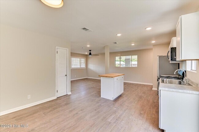 Building Photo - 1831 Cottonwood Dr