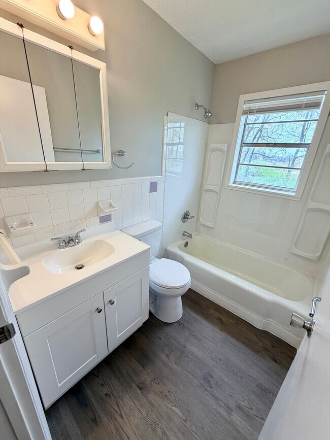 Building Photo - 104 Dale Ave