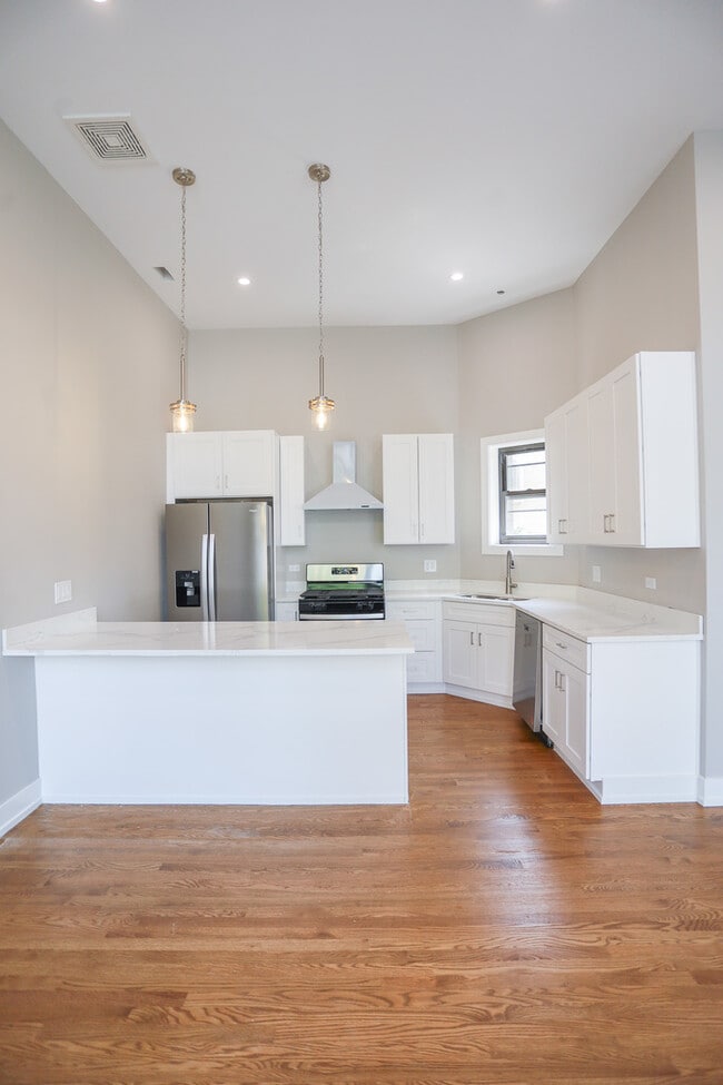 Building Photo - 1359 W Barry Ave