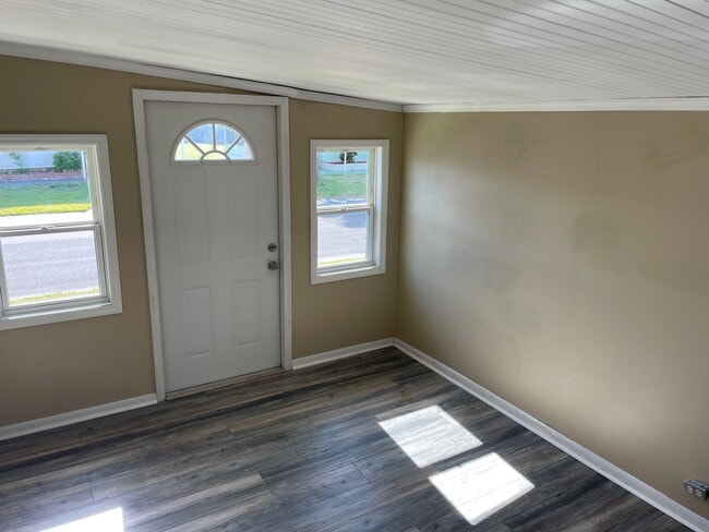 Lanai Entry - 3811 Midway Dr