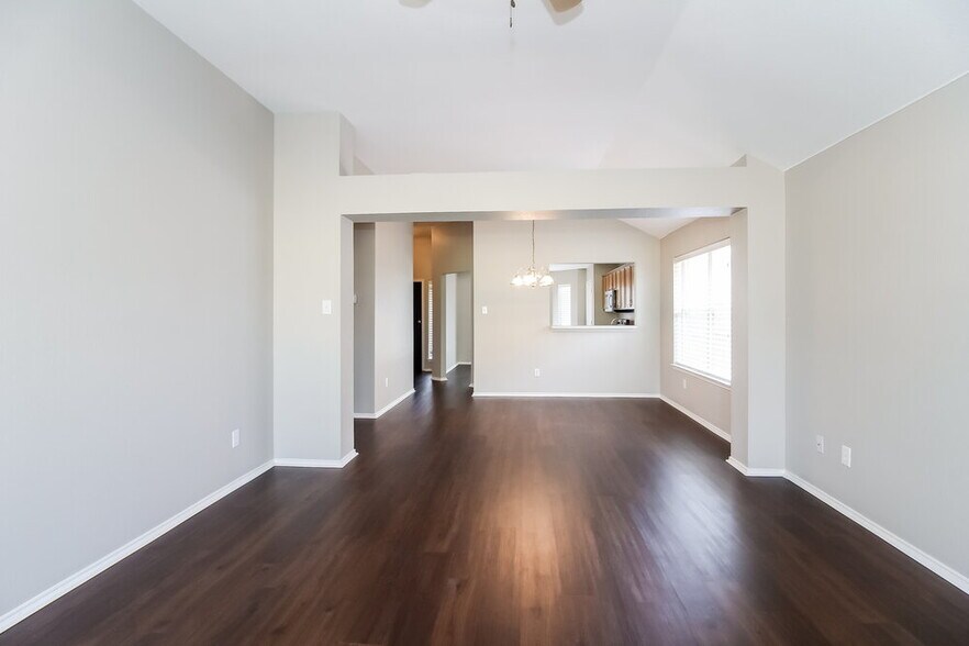 Building Photo - 209 Tulip Ln