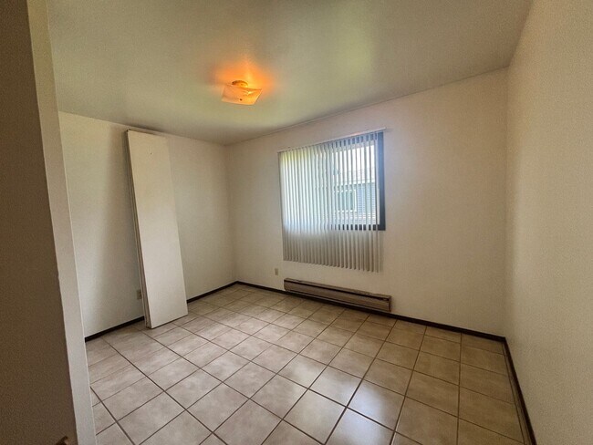 Building Photo - 1728 La Cres St