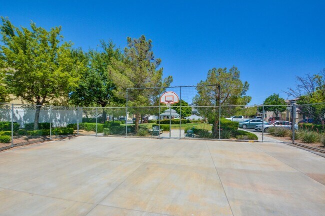 Building Photo - 2 Story 2 Bedroom Gated Community Amazing Location