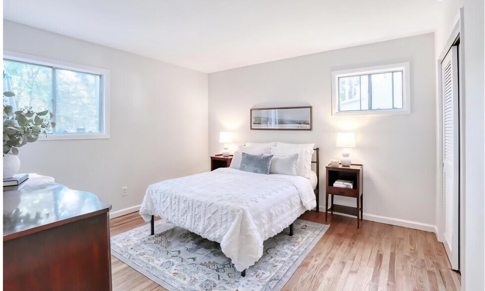 Building Photo - 6 Burgundy Ln