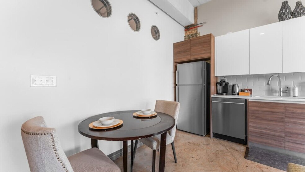 Building Photo - 500 S Ervay St