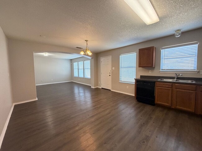 Building Photo - NICE 4 BEDROOM WITH EASY ACCESS TO LACKLAND AFB, SHOPPING, & SEA WORLD