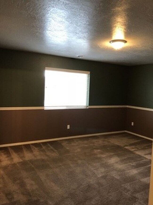 Building Photo - Walking distance to Settlers Park