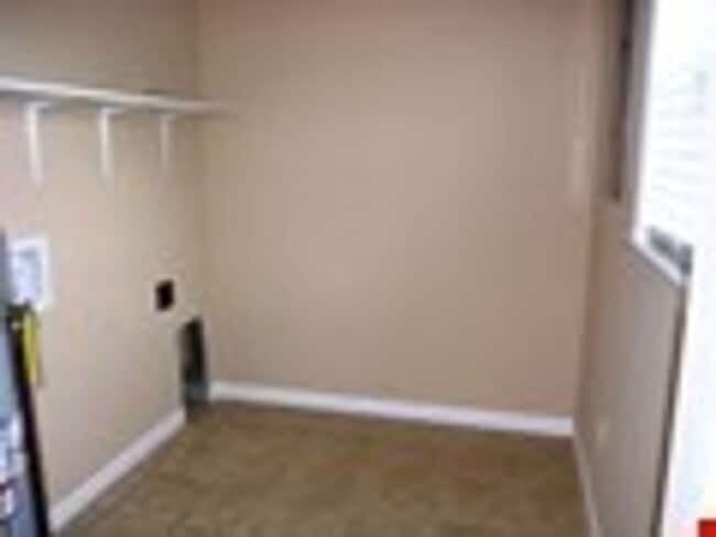 Building Photo - 611 Cedar St