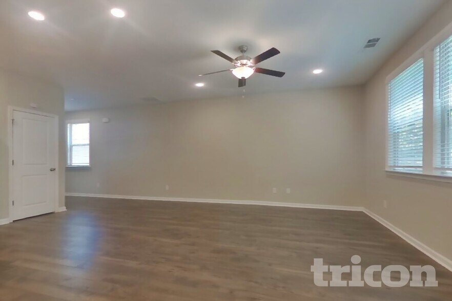 Building Photo - 305 Knowles Pl