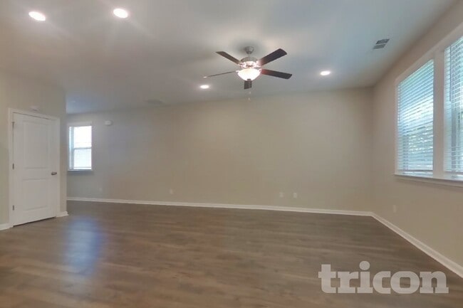 Building Photo - 305 Knowles Pl
