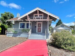Building Photo - Rose City Park 2 bed, 2 bath with classic ...
