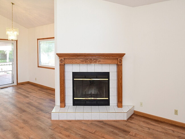 Building Photo - 820 Redwood Rd