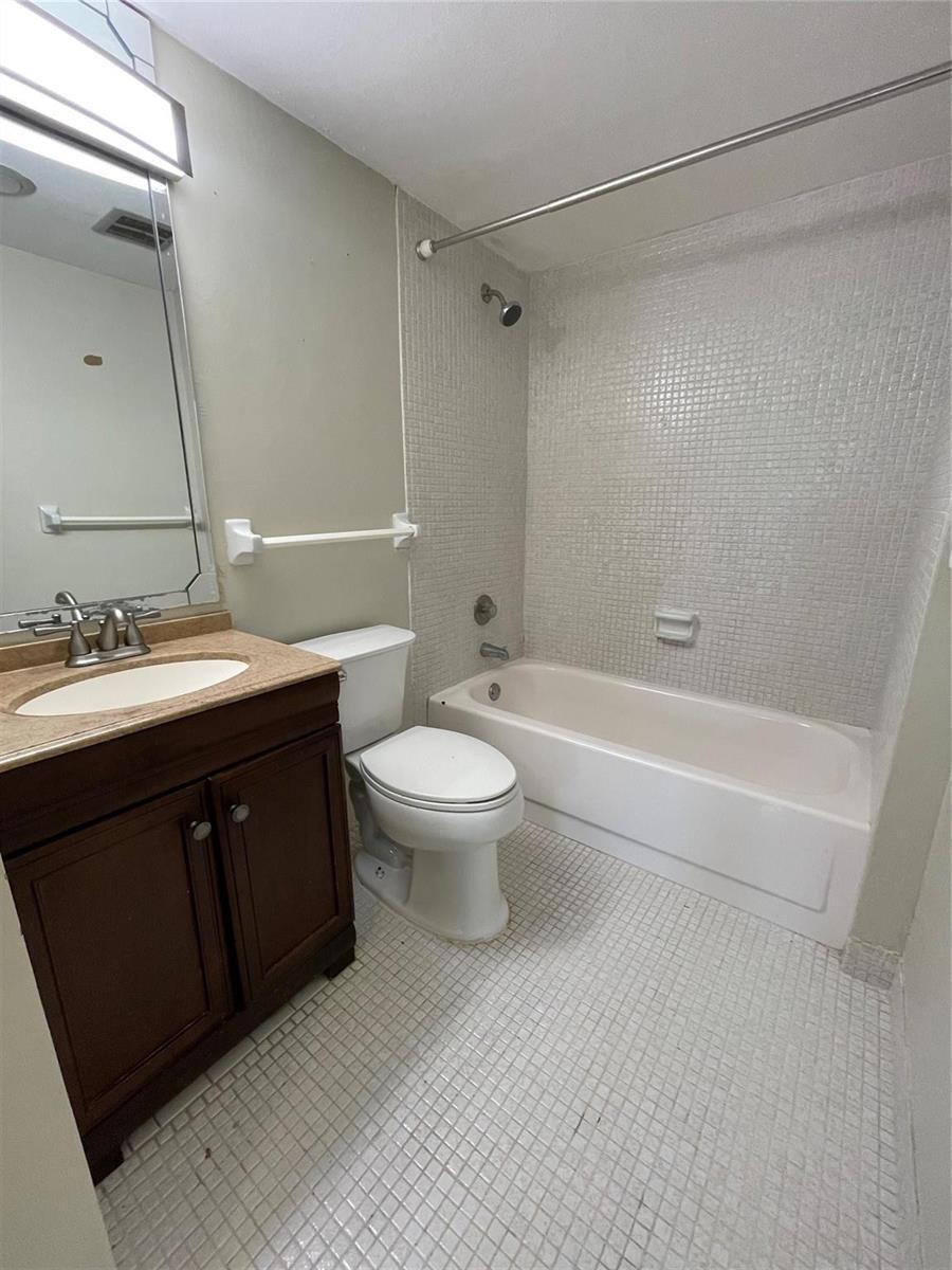Building Photo - 4158 Inverrary Dr