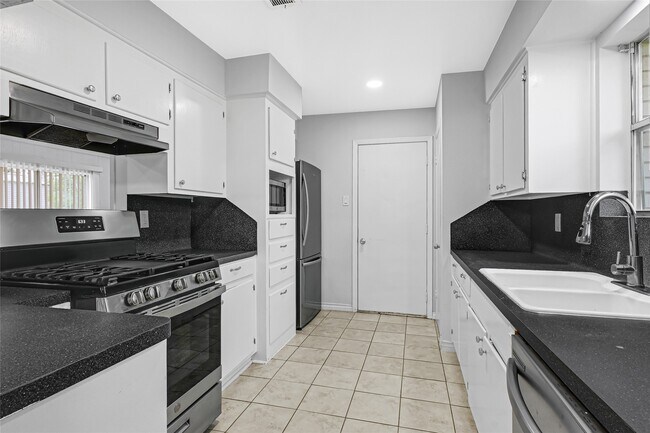 Building Photo - 1014 Robinson St