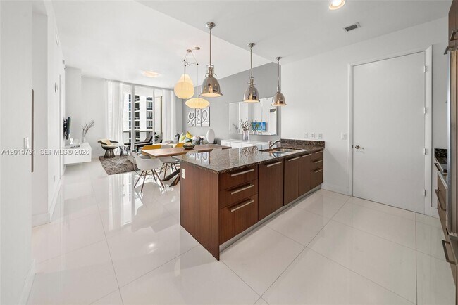 Building Photo - 15901 Collins Ave