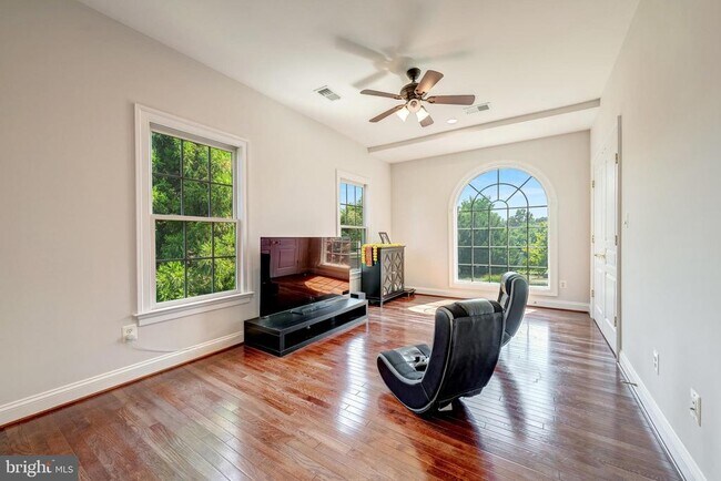 Building Photo - 18852 Ridgeback Ct