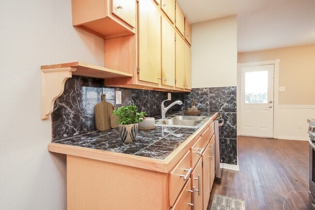Building Photo - 5211 Parkridge Dr