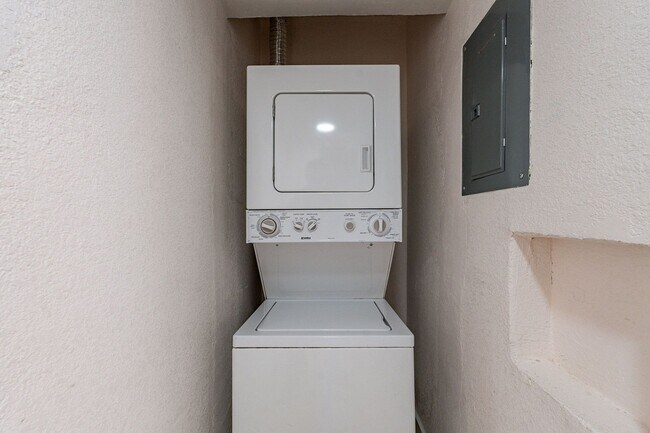 Building Photo - Two Bedrooms - Central Phoenix!