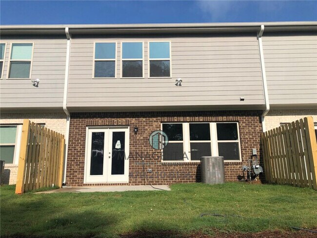 Building Photo - Beautiful 3 Bedroom Townhome in Buford Sch...