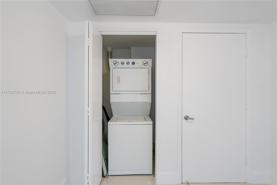 Building Photo - 475 Brickell Ave