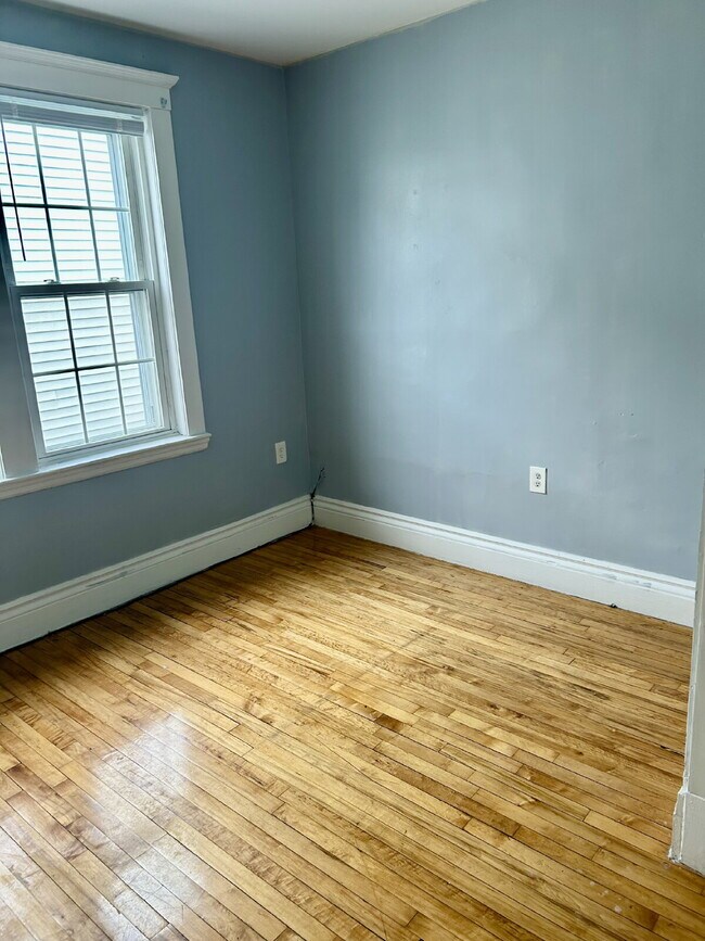 Building Photo - Available Now! Cozy and Modern 4 bed 1 bath unit on Congress Avenue