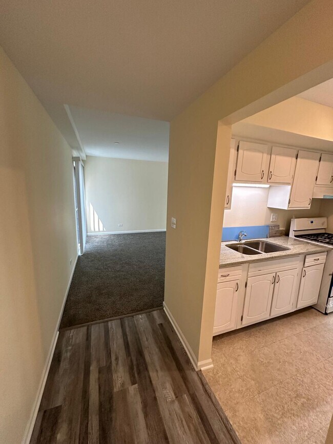 Building Photo - 2216 Country Club Dr
