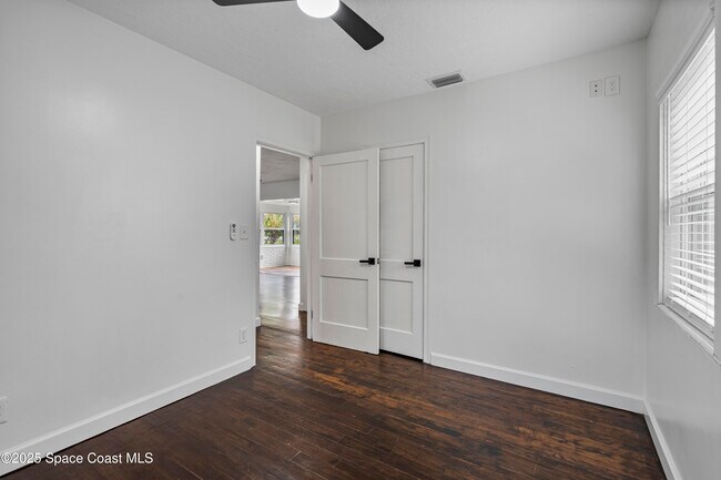 Building Photo - 509 E Fee Ave