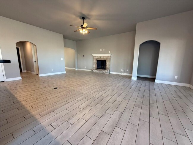 Building Photo - 348 Fox Cir