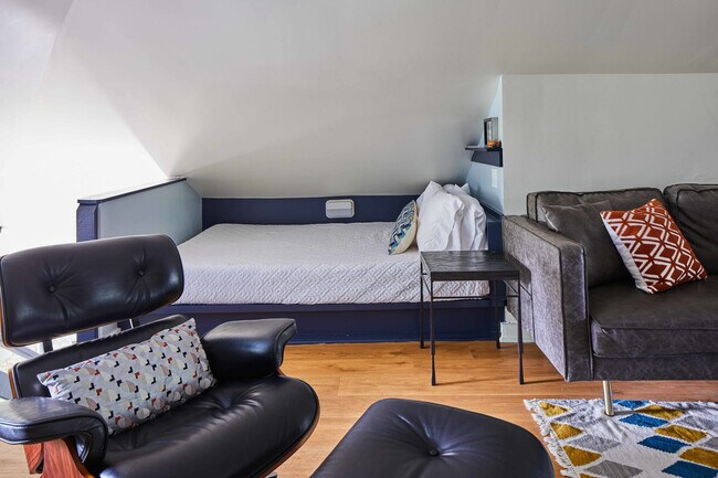 Building Photo - 1623 11th Pl S