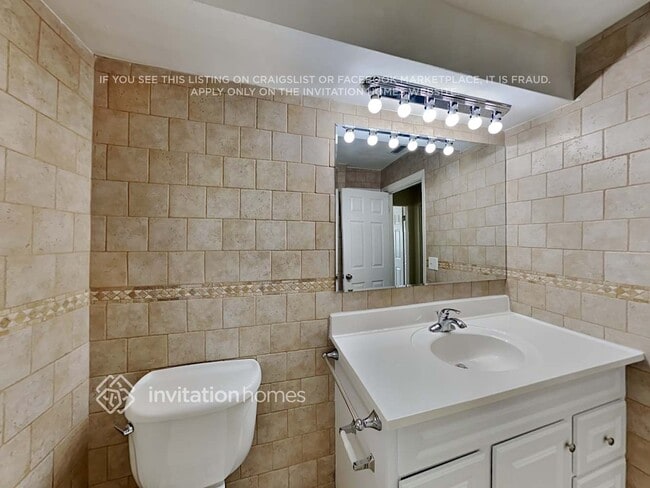 Building Photo - 1926 Valley Dr