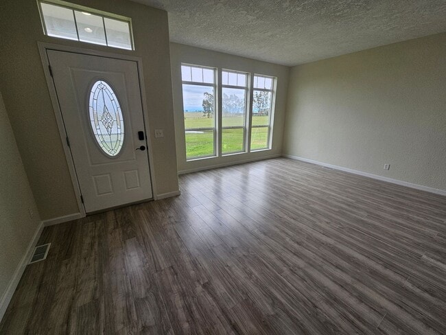 Building Photo - Spacious Home on 5 Acres For Rent!